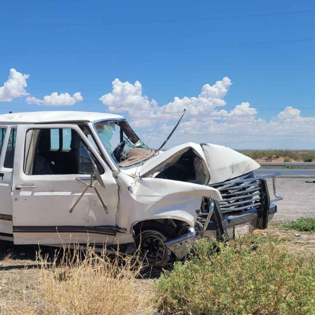 Vuelca camioneta en carretera Juárez-Chihuahua;